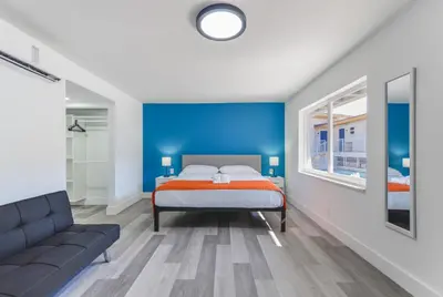 a bedroom with a bed and a blue wall at Peaceful Studio by the Beach with Parking - M25 in Hollywood