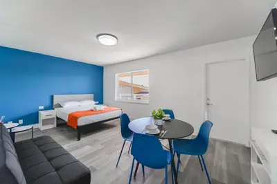 a room with a bed and a table and chairs at Spacious unit with pool and parking - M33 in Hollywood