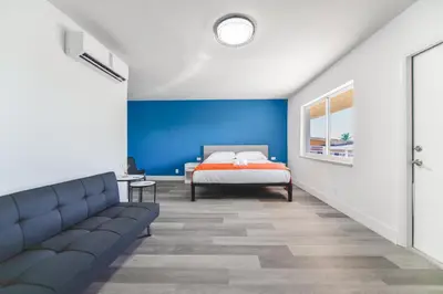 a bedroom with a bed and a blue wall at Amazing unit with pool & parking at the beach - M35 in Hollywood