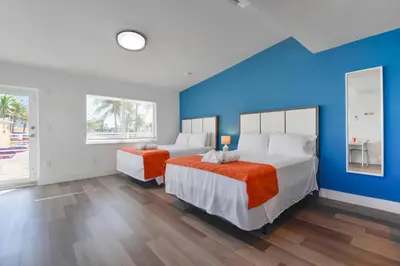 a bedroom with two beds and a blue wall at Studio with Balcony and Parking - M47 in Hollywood