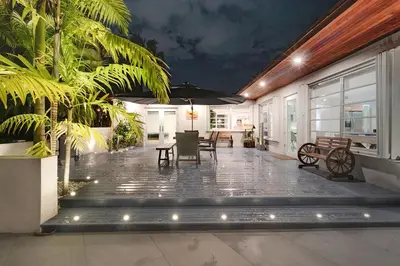 a patio with a table and chairs and an umbrella at Cool Villa Northwest Miami BY THE GLAMHOMES in Miami