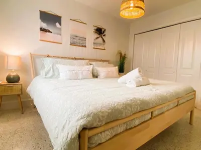 a bedroom with a large bed with white sheets and pillows at Cozy Apartment Near Brickell in Miami