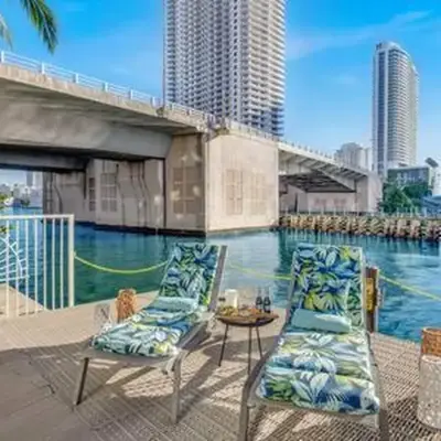 Apartment w Balcony Gym Near Beach