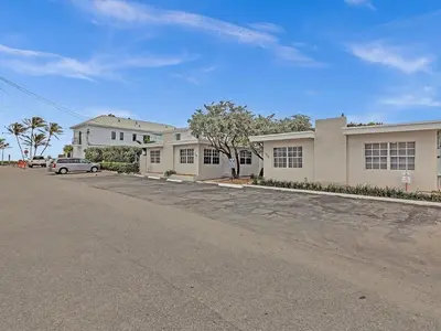 an empty street in front of a house at The Shell on Walnut Studio Hollywood Beach Free Parking in Dania Beach